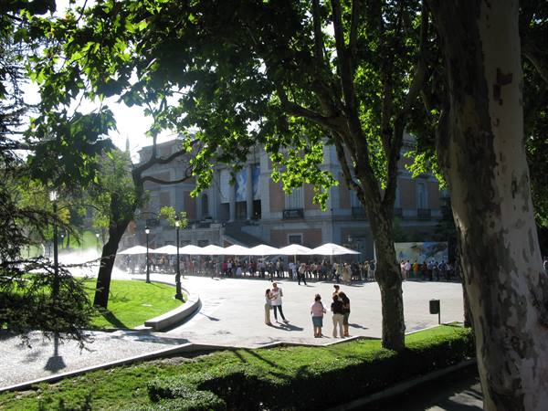 queue at the Prado