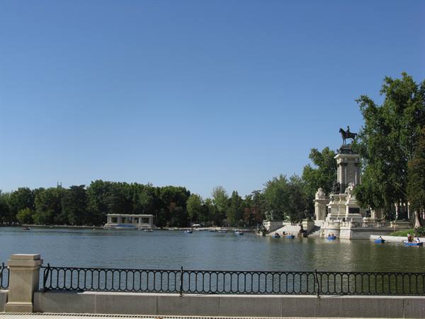 little lake and Monument to Alfonso II in the Buen Retiro Park