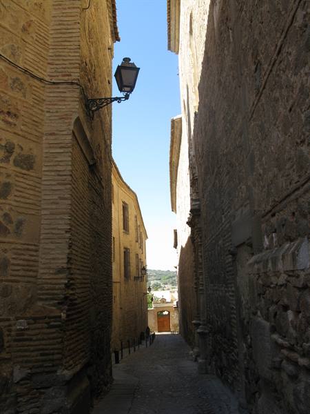 a typical street of the old town of Toledo