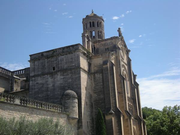 Uzes