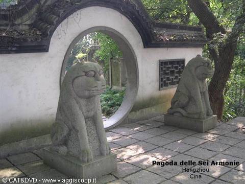 Stone lion statues flanking the moon gate of the Six Harmonies Pagoda, Hangzhou