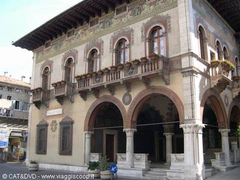 Padua, Caffè Pedrocchi: facade with arches, columns and flowered loggia