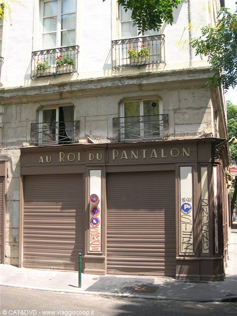 Closed shop 'Au Roi du Pantalon', brown shutters, golden sign, Paris