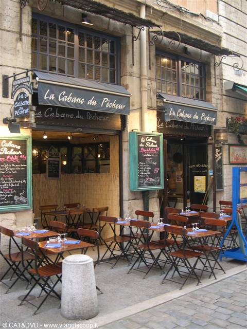 Seafood restaurant La Cabane du Pêcheur with wooden folding chairs and tables outside