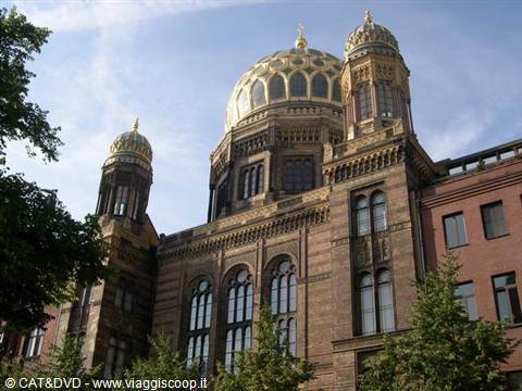 Neue Synagoge in Berlin, golden dome shining among green trees