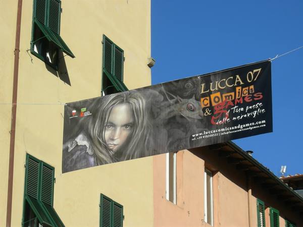 Lucca Comics & Games 2007 banner hung between yellow and pink buildings