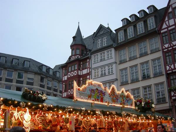 Illuminated Christmas market stall at Römerberg, Frankfurt