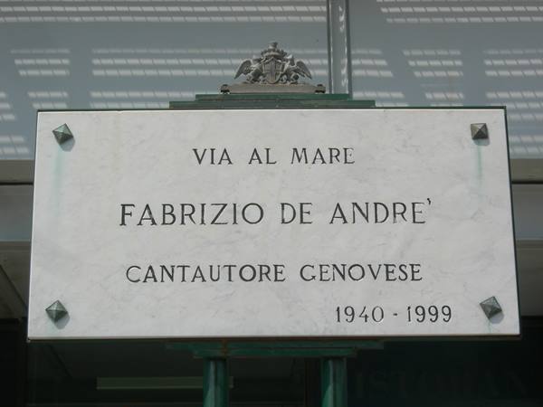 Marble street plaque Via al Mare dedicated to Fabrizio De André, Genoese singer-songwriter 1940-1999
