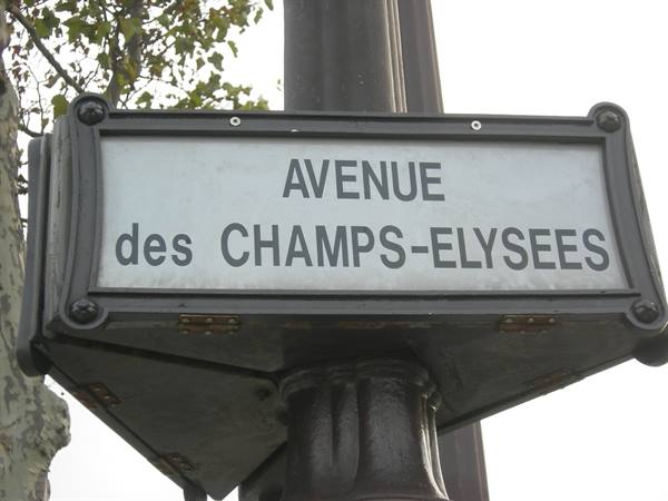 Metal street sign reading Avenue des Champs-Élysées on a black post
