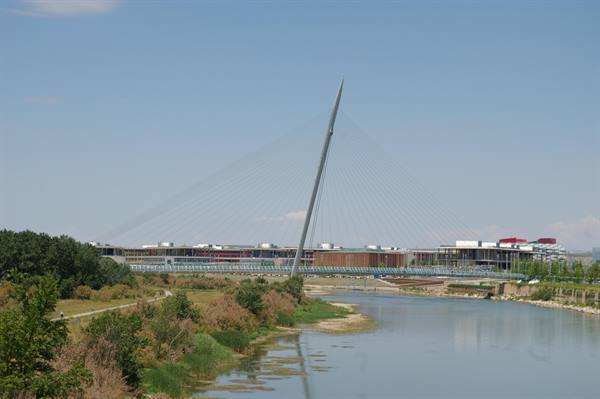 Cable-stayed footbridge with inclined mast over the Ebro river, Zaragoza