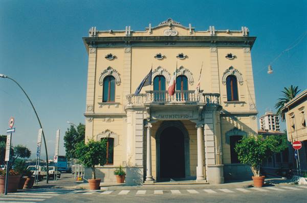 On the way back a short stop in Olbia, the Town Hall