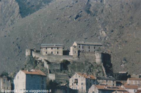 Corte citadel perched on rock, red-roofed houses beneath the mountain