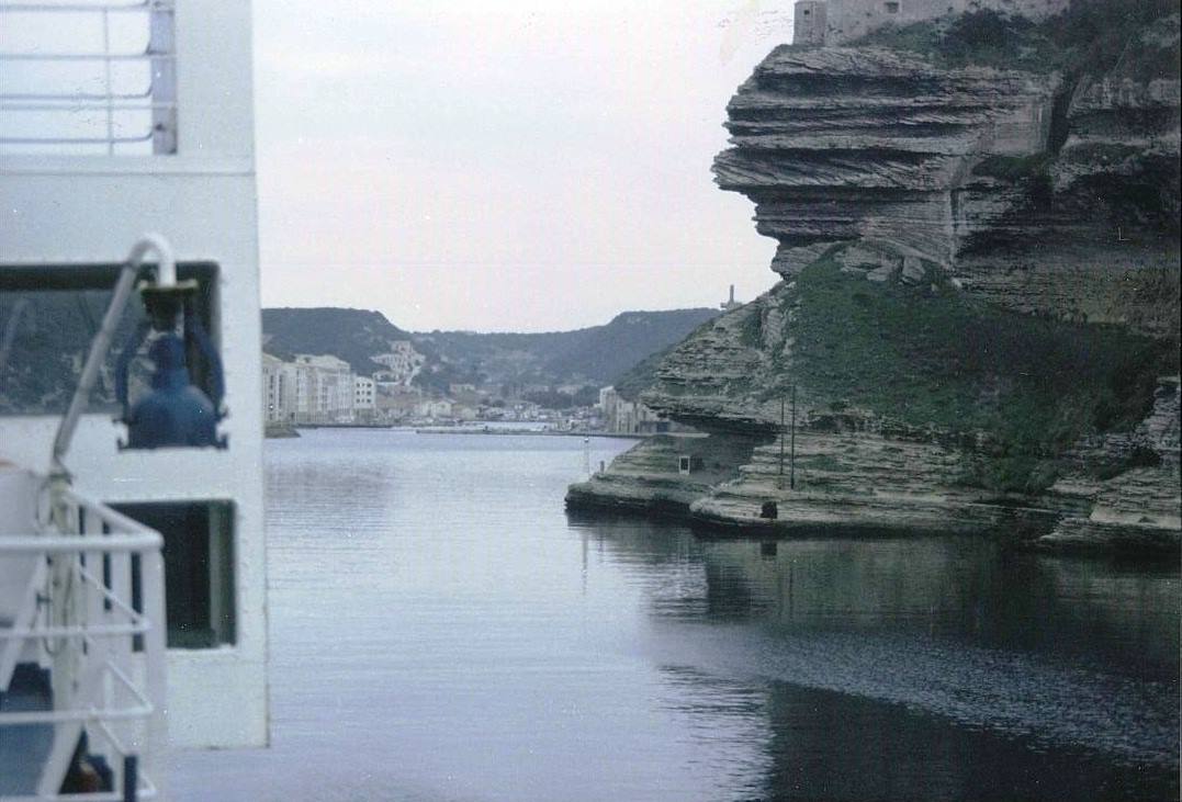 Dalla nave, la falesia calcarea di Bonifacio sopra le case sul porto