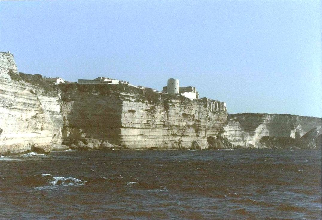 Città di Bonifacio in cima a scogliere calcaree bianche sul mare