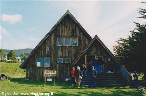 Tourists on the wooden stairs of the Martín Frey hut under cloudy sky