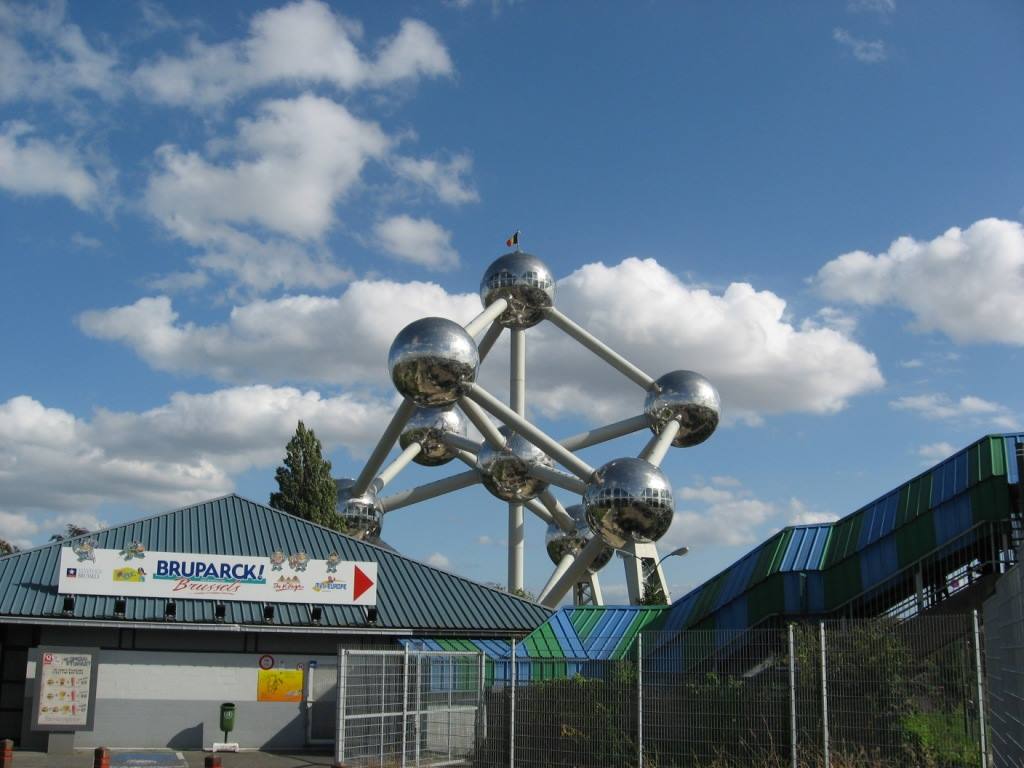 L'Atomium di Bruxelles con le sue sfere d'acciaio tra le nuvole
