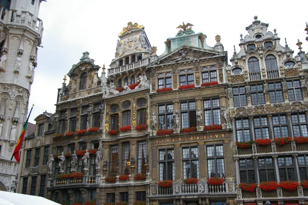 Facciate barocche delle gilde con fiori rossi sulla Grand-Place di Bruxelles