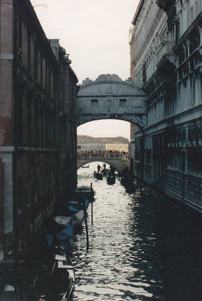 Bridge of Sighs in Venice, gondolas and tourists on Ponte della Paglia