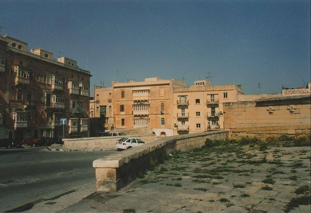 Palazzi in calcare con balconi tradizionali e mura fortificate a Malta