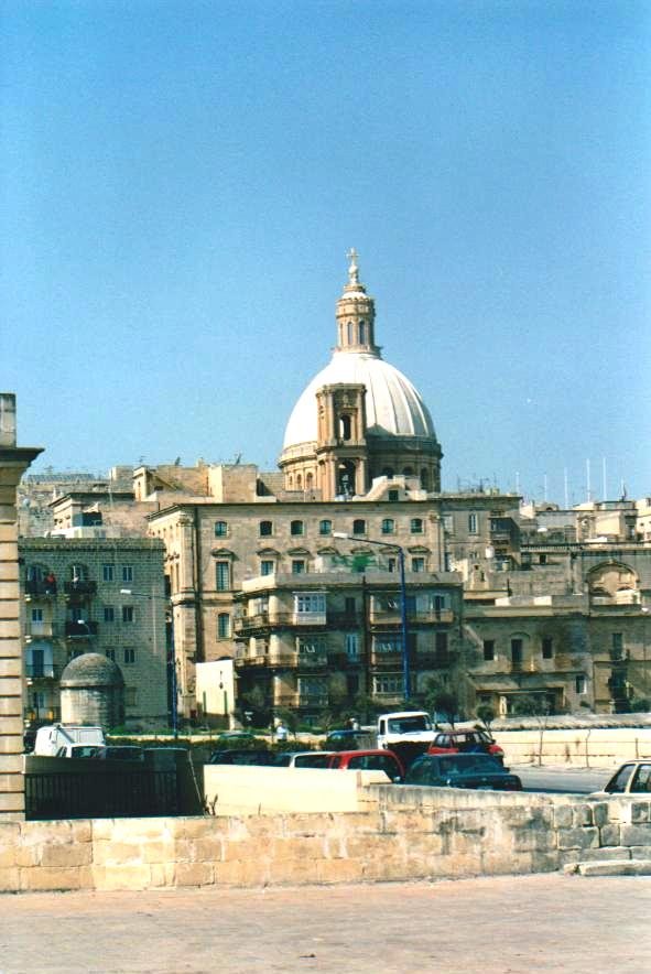 Cupola della chiesa del Carmine sopra gli edifici in pietra calcarea, La Valletta