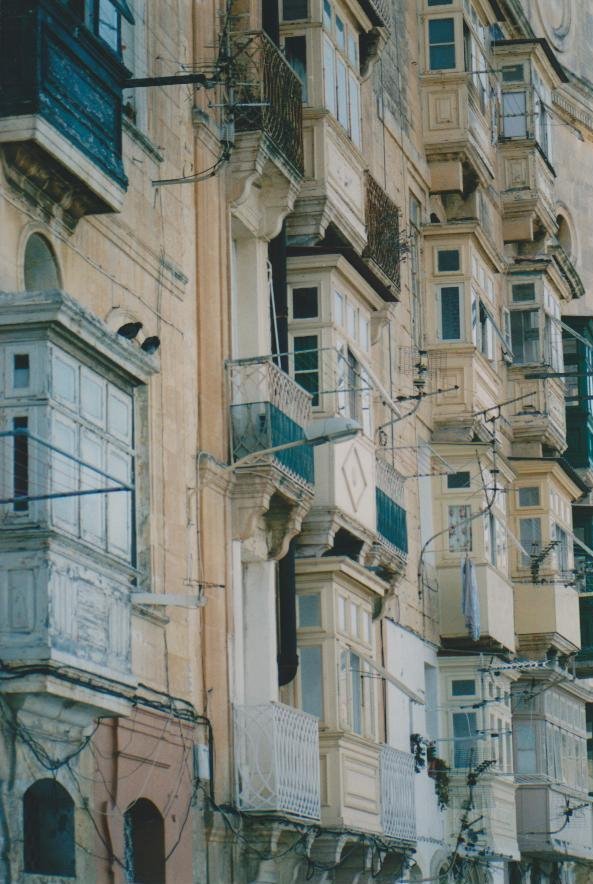 Facciata in calcare con tipici balconi chiusi in legno e ferro, Valletta