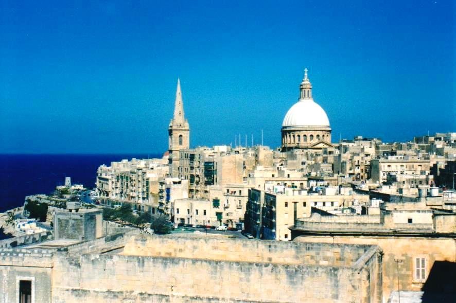 La cupola della chiesa carmelitana e la guglia anglicana sopra La Valletta