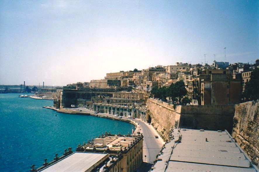 La Grande Porto di Valletta: bastioni in calcare e acque turchesi sotto il sole