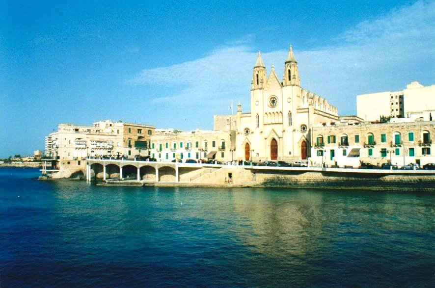Chiesa neo-gotica di Balluta a St Julian's affacciata sul mare azzurro