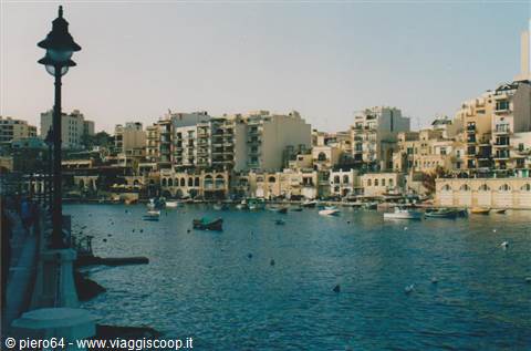 Lamp post on the quay overlooking boats moored in Spinola Bay
