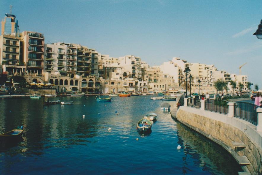 Barche ancorate nella baia di Spinola, San Giljan, tra palazzi in pietra calcarea