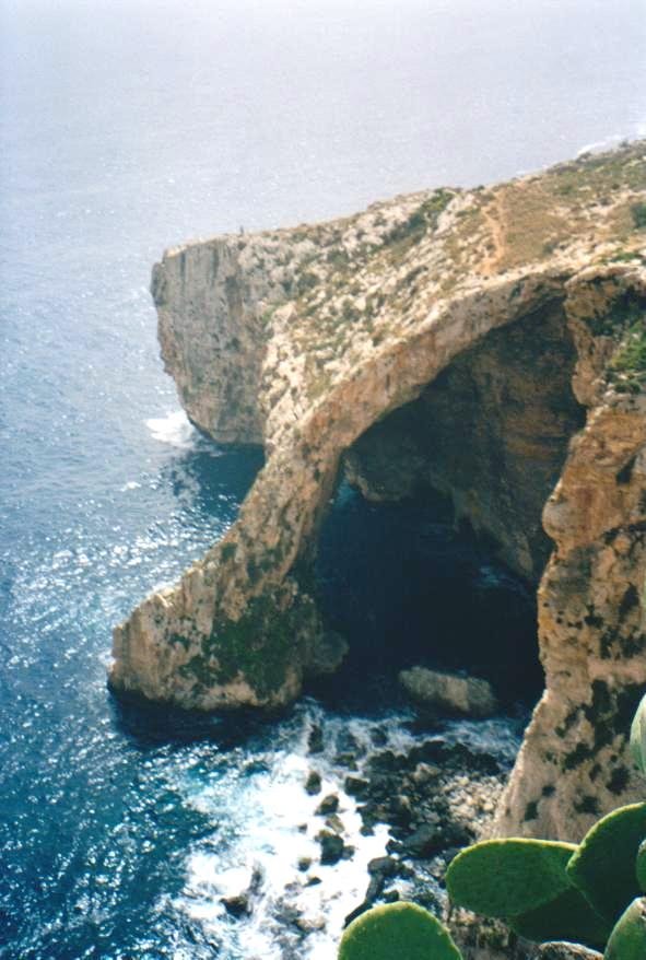 L'arco roccioso del Blue Grotto si tuffa nel mare azzurro di Malta