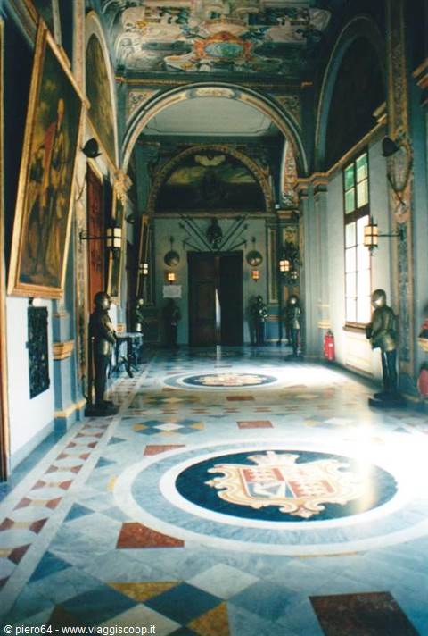 Hall with marble floor, central coat of arms and frescoes, Grandmaster's Palace