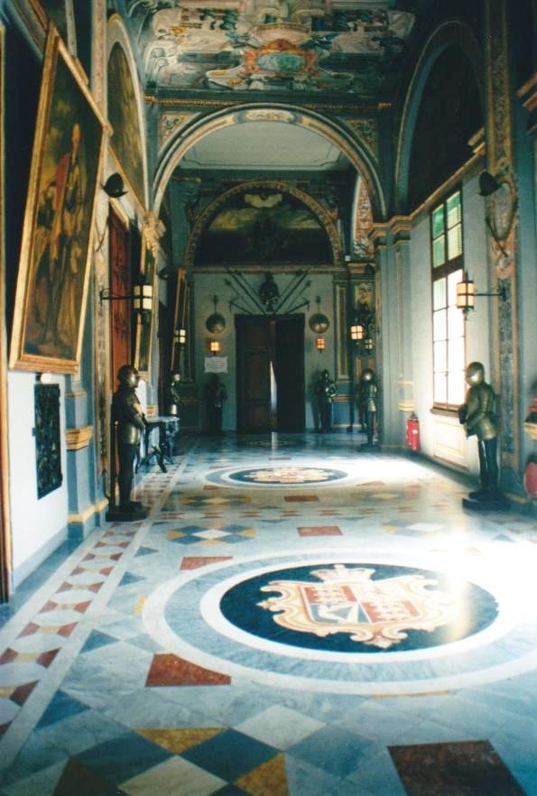 Sala armata con pavimento marmoreo, stemma centrale e affreschi, Palazzo dei Gran Maestri