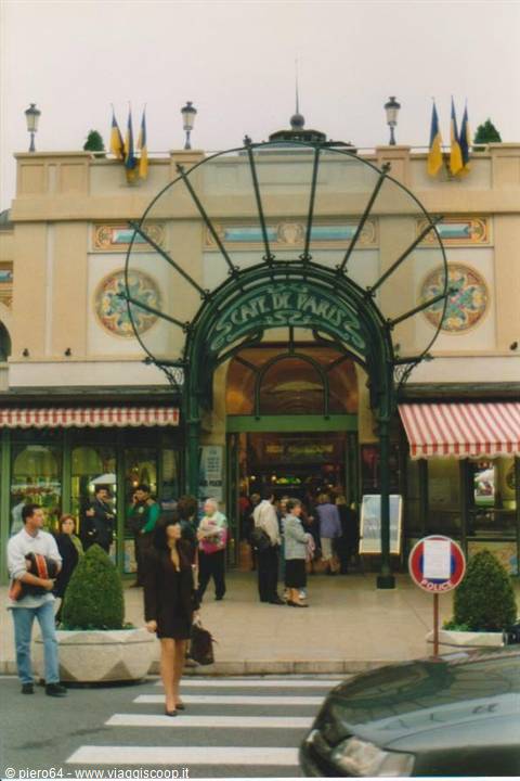 Entrance of Cité de Paris, green iron and glass canopy, pedestrians and crosswalk