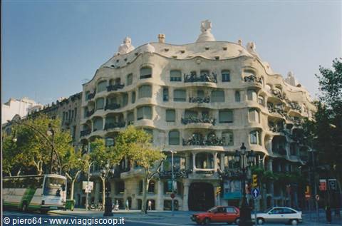 Gaudí's La Pedrera in Barcelona, wavy stone facade with curved balconies