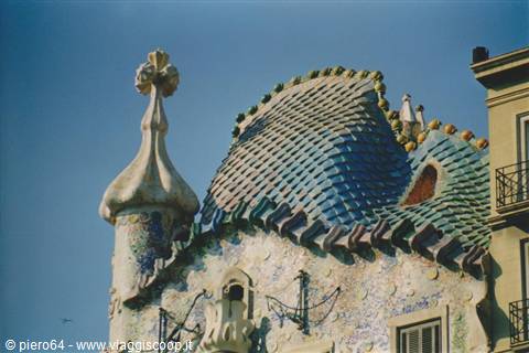 The undulating facade and scaly roof of Casa Batlló in Barcelona