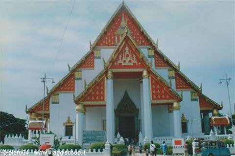 Tourists in front of Wat Benchamabophit, white marble temple with red gilded roof