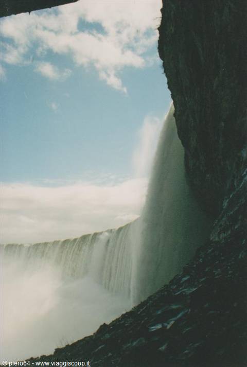 Niagara Falls, water falling from the curved ledge amid mist and dark rock