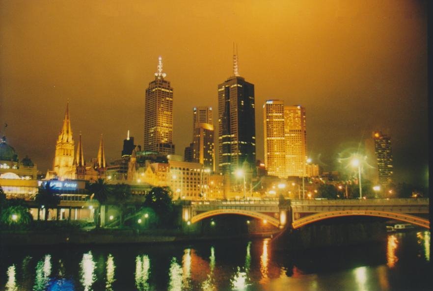 Melbourne: grattacieli illuminati sopra il ponte e lo Yarra di notte
