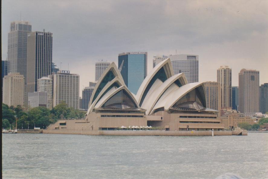 L'Opera House di Sydney con le sue vele bianche davanti ai grattacieli