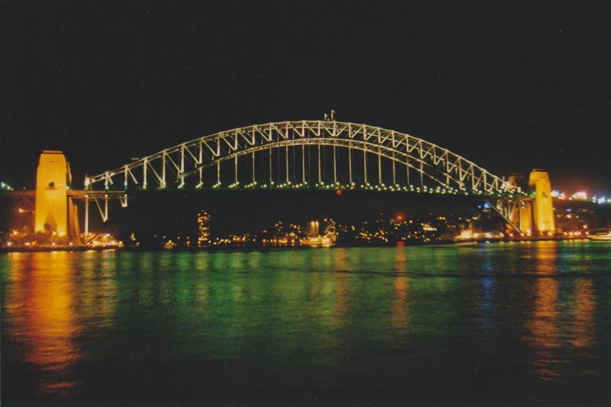 Sydney Harbour Bridge illuminato di notte sull'acqua