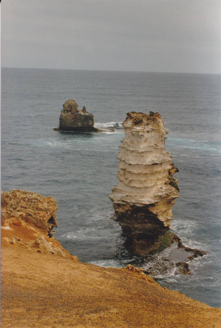 Falesia calcarea erosa dall'oceano lungo la Great Ocean Road, cielo grigio