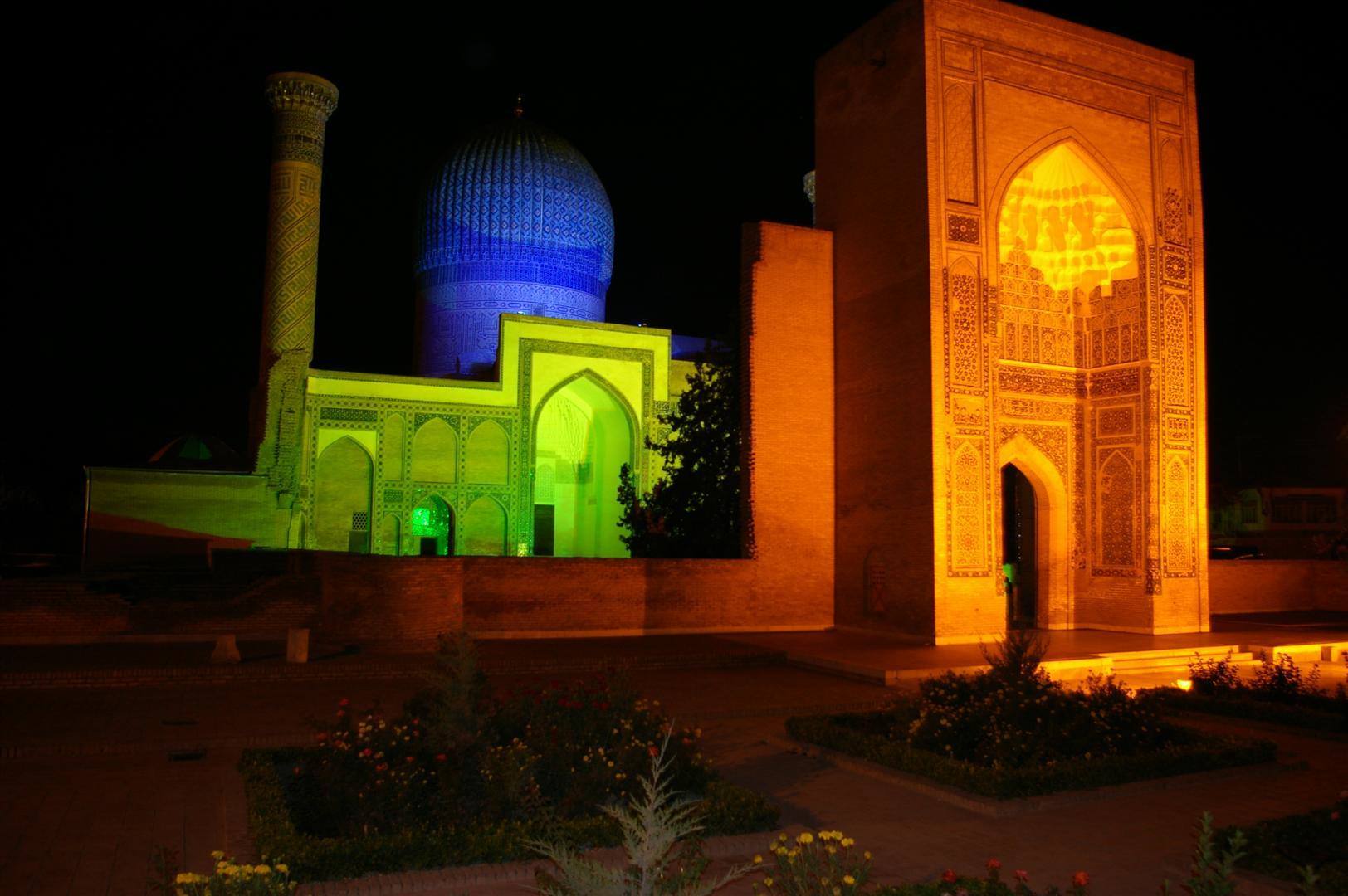 Mausoleo di Gur-e Amir a Samarcanda, illuminato di verde e blu di notte