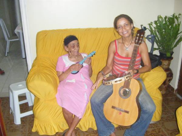Centenarian Bahian woman on the mandolin