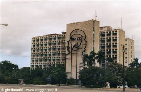 Havana ministry building with giant steel portrait of Che Guevara