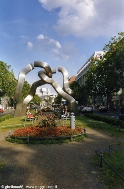 Matschinsky-Denninghoff steel sculpture on Tauentzienstraße, Berlin