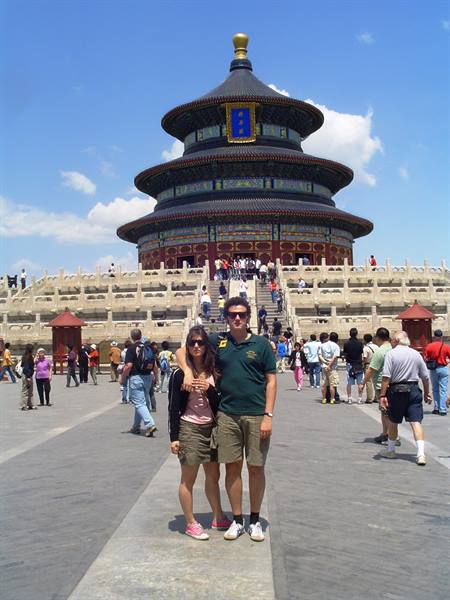 Smiling couple in front of the Hall of Prayer for Good Harvests, Temple of Heaven