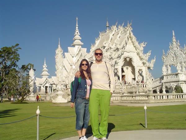 Couple in front of the White Temple Wat Rong Khun in Chiang Rai