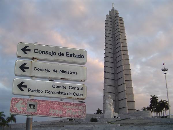Directional signs with arrows in front of the José Martí Memorial