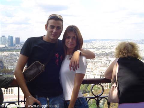 Couple on the Sacré-Cœur terrace, Paris skyline and La Défense behind